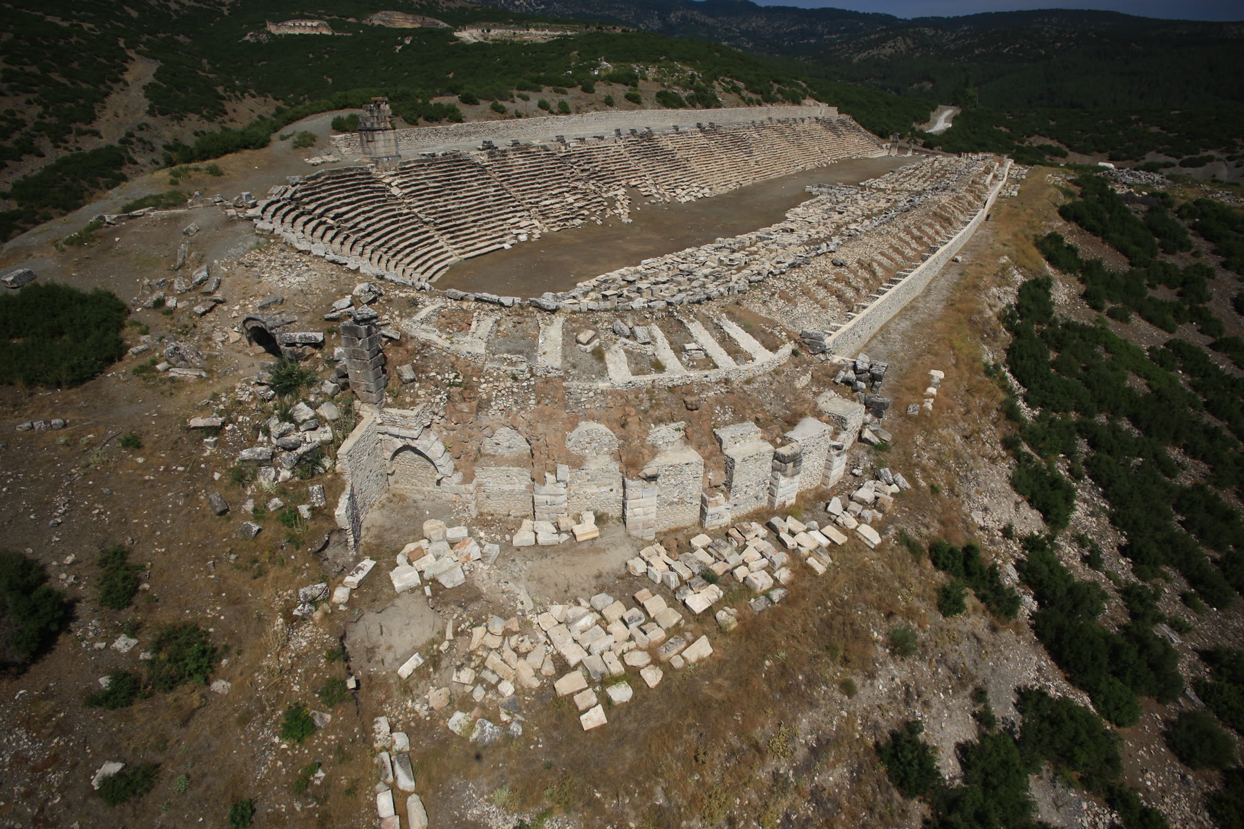 Kibyra Stadionun saha arşivinde, günümüze ulaşan tribünler ve yıkılmış yapı bölümleri